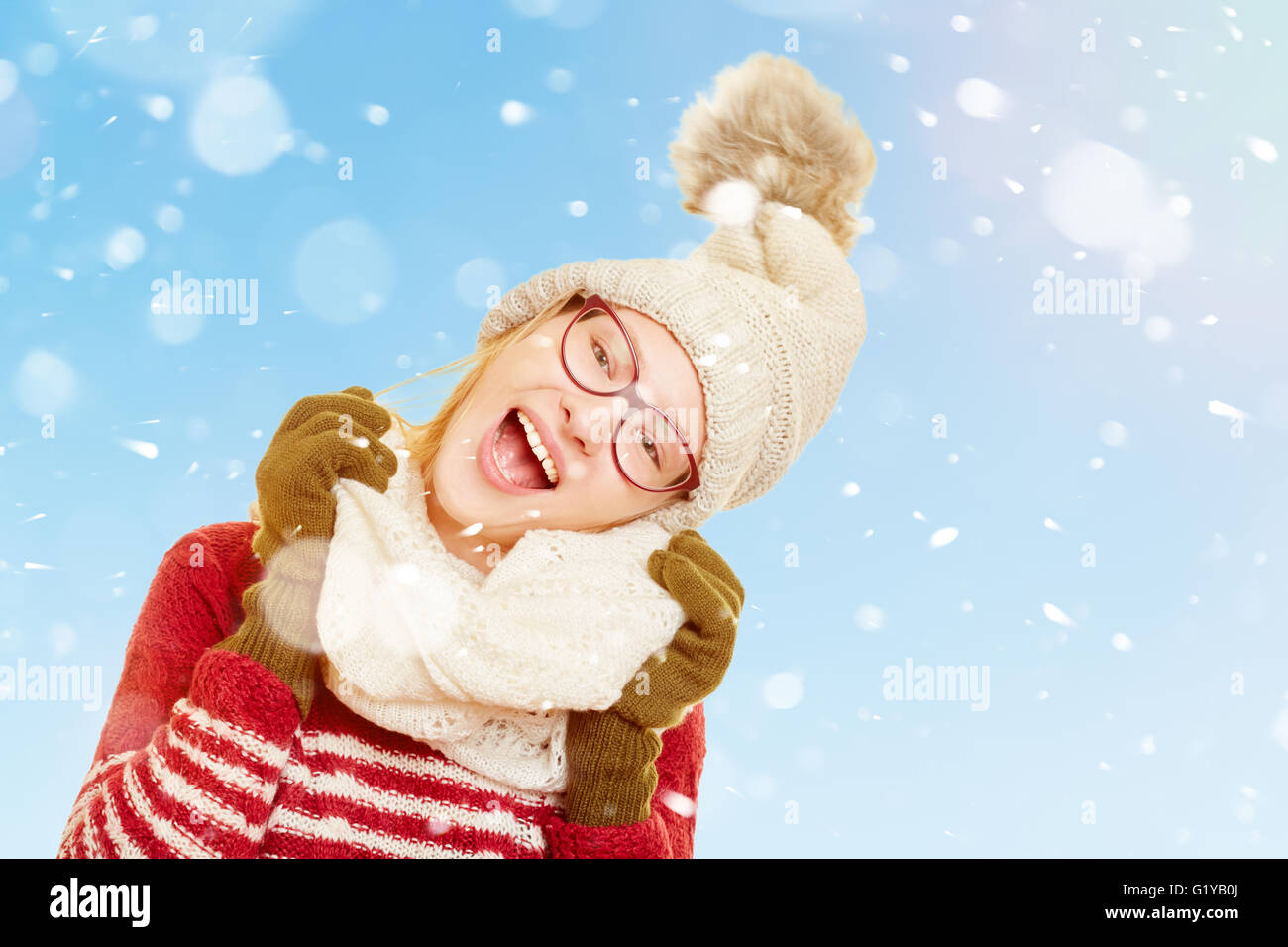 Glückliche Frau singt im Schnee im Winter tragen Winterkleidung Stockfoto