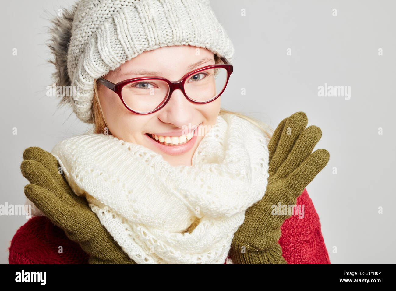 Fröhliche junge Frau mit Brille tragen Winterkleidung im winter Stockfoto