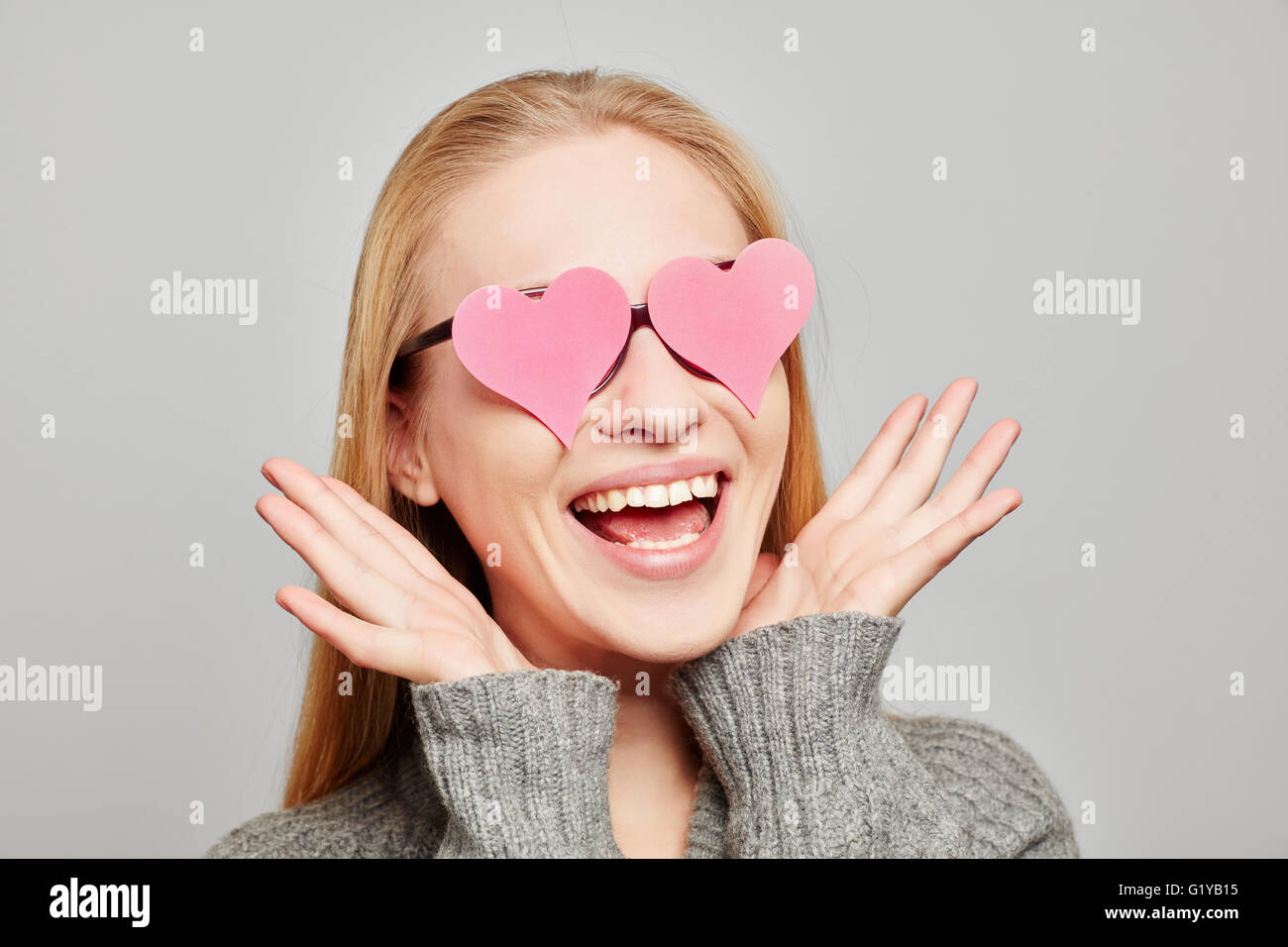 Frau in der Liebe mit zwei rosa Herzen über die Augen Stockfoto
