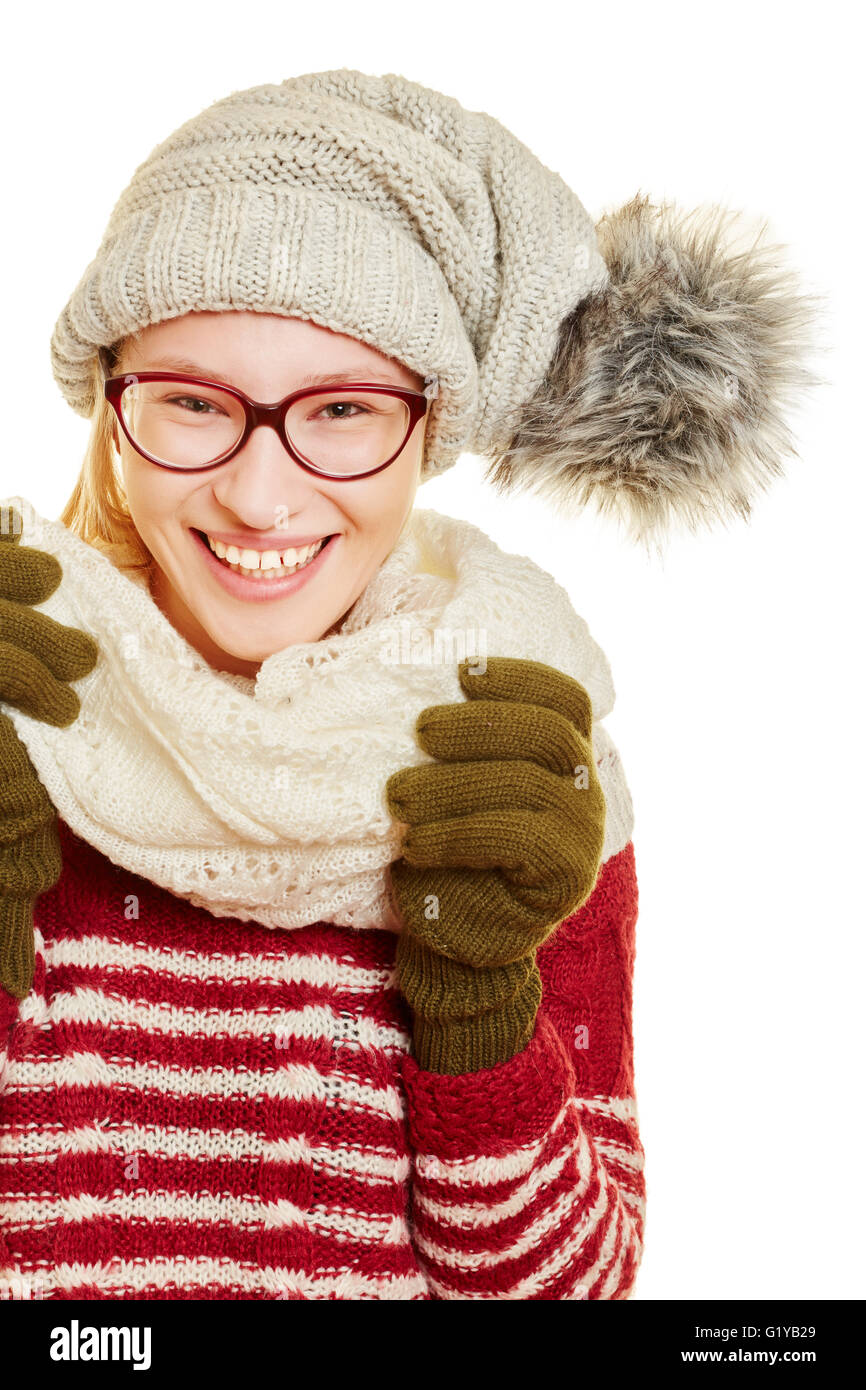 Junge Frau mit Brille im Winter mit Mütze und Schal Stockfoto