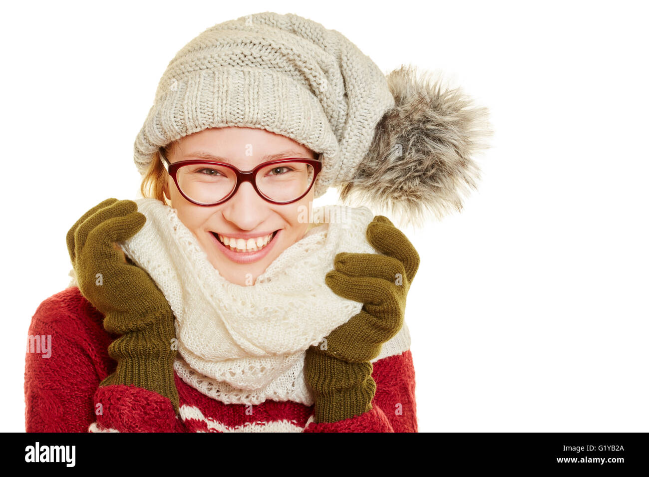 Blonde lächelnde Frau mit Brille und Winterkleidung im winter Stockfoto