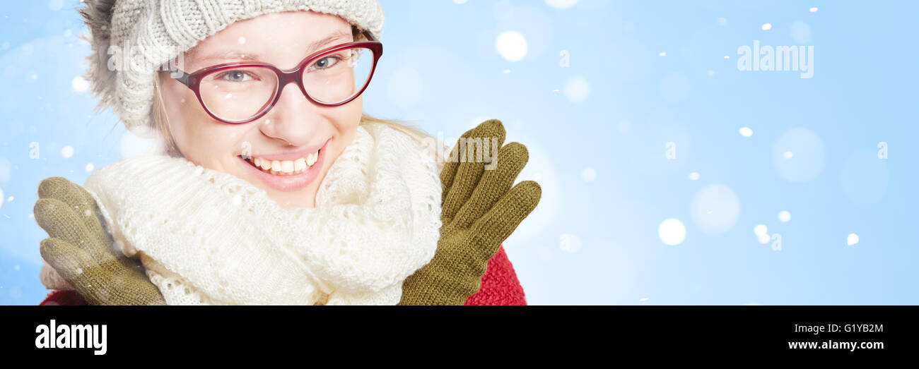 Gesicht einer lächelnden Frau im Schnee im Winter im Panoramaformat Stockfoto