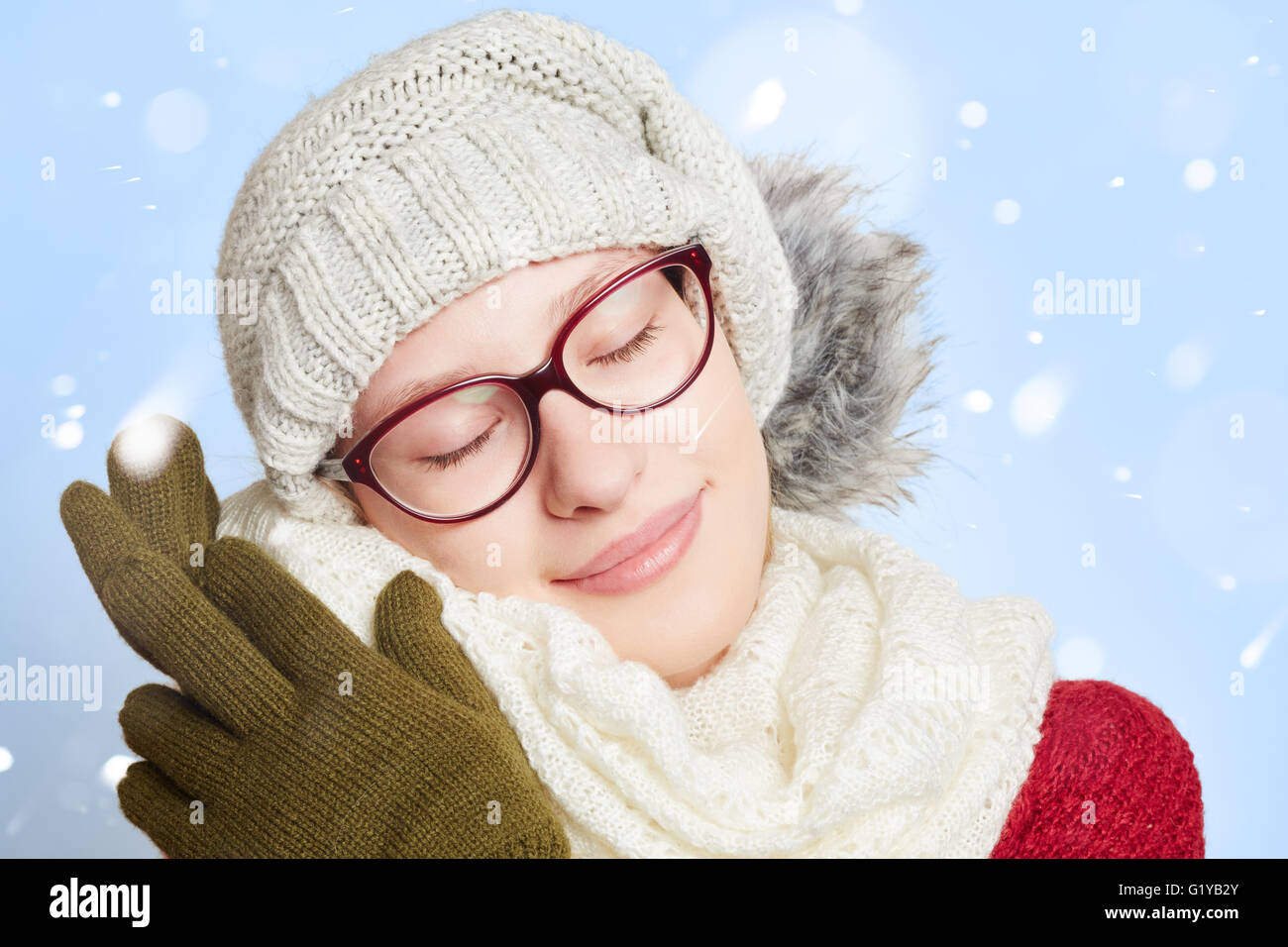 Schlafende junge Frau im Schnee im Winter tragen Winterkleidung Stockfoto