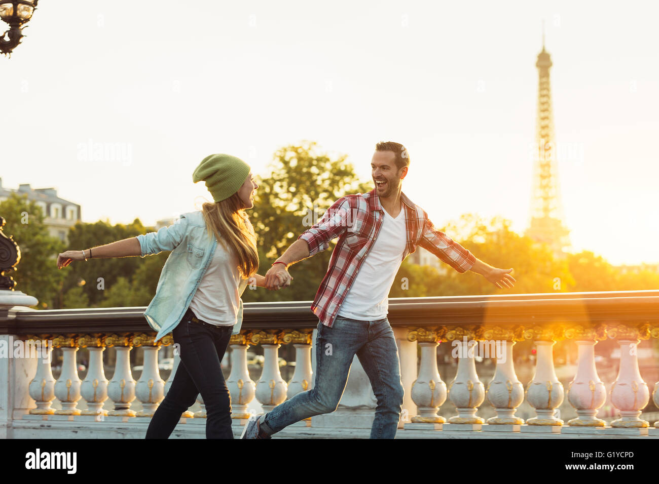 Junges Paar Besuch in Paris Stockfoto