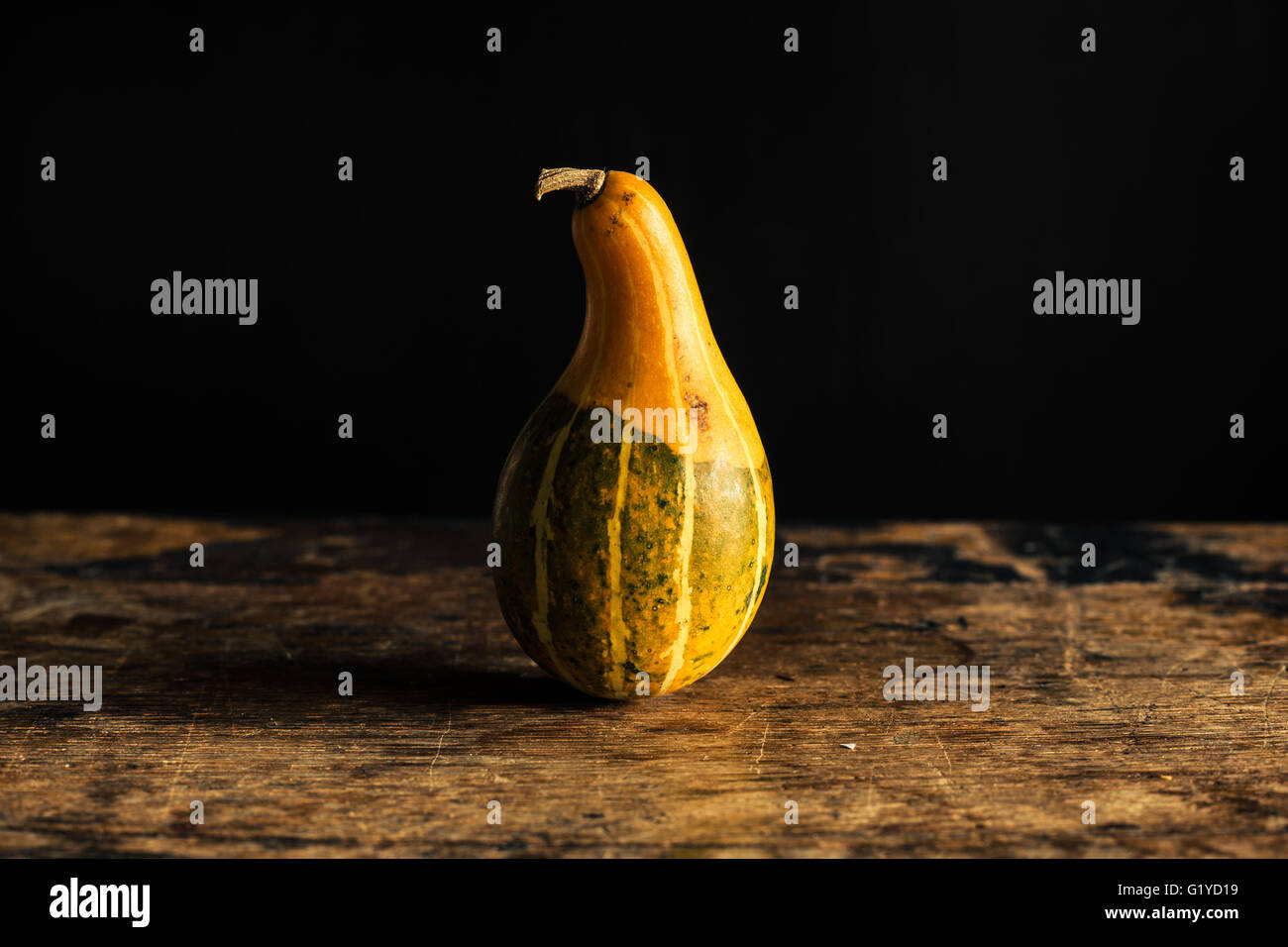 Ein Kürbis auf einem Holztisch Stockfoto