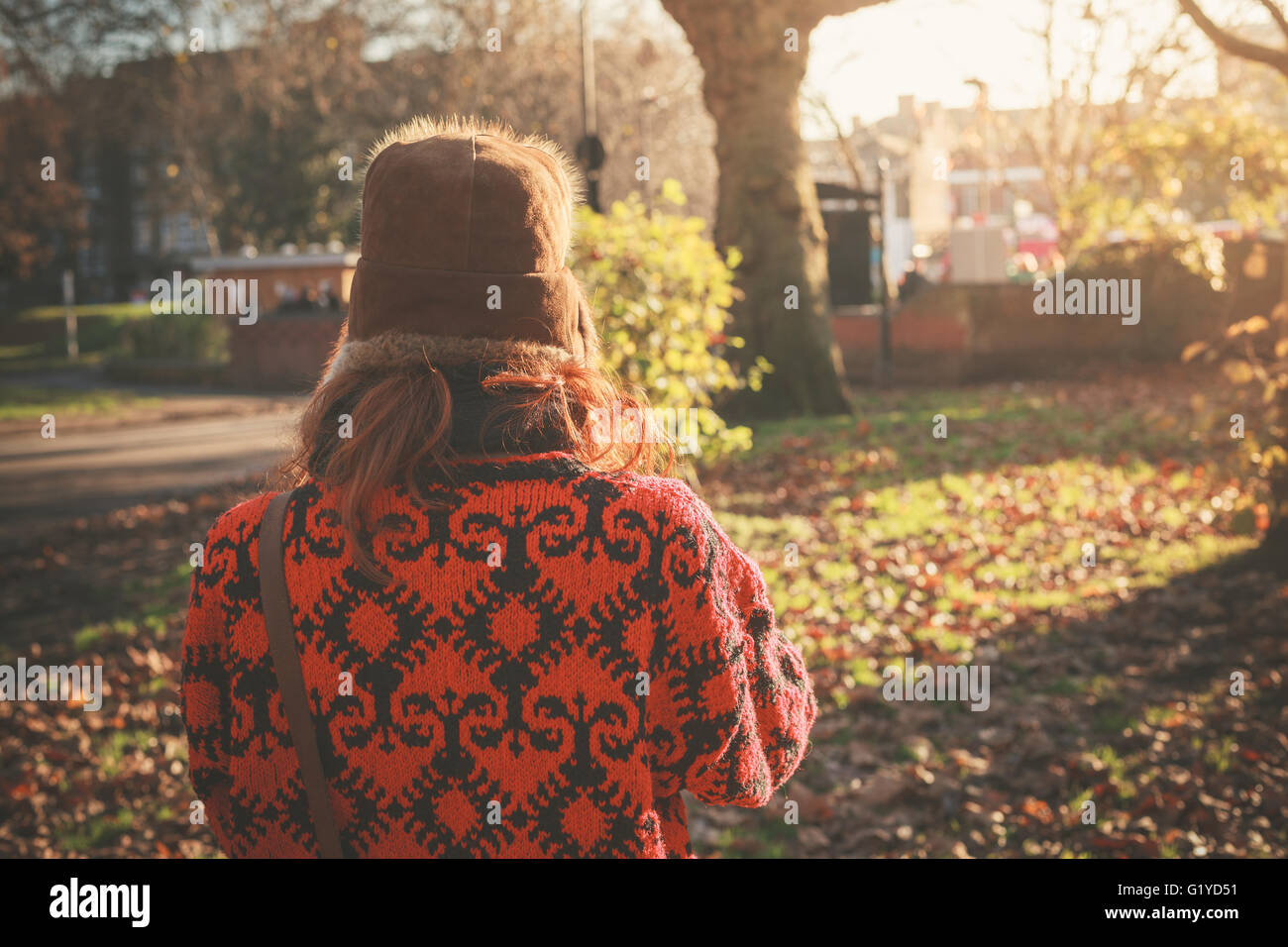 Rückansicht einer Frau trägt eine Mütze an einem Wintertag im park Stockfoto