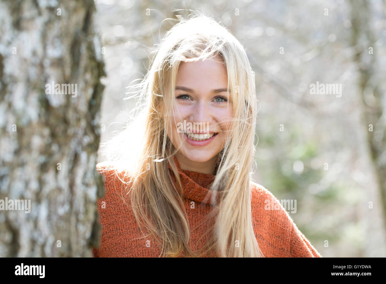 Porträt einer lachenden jungen Frau mit langen blonden Haaren Stockfoto