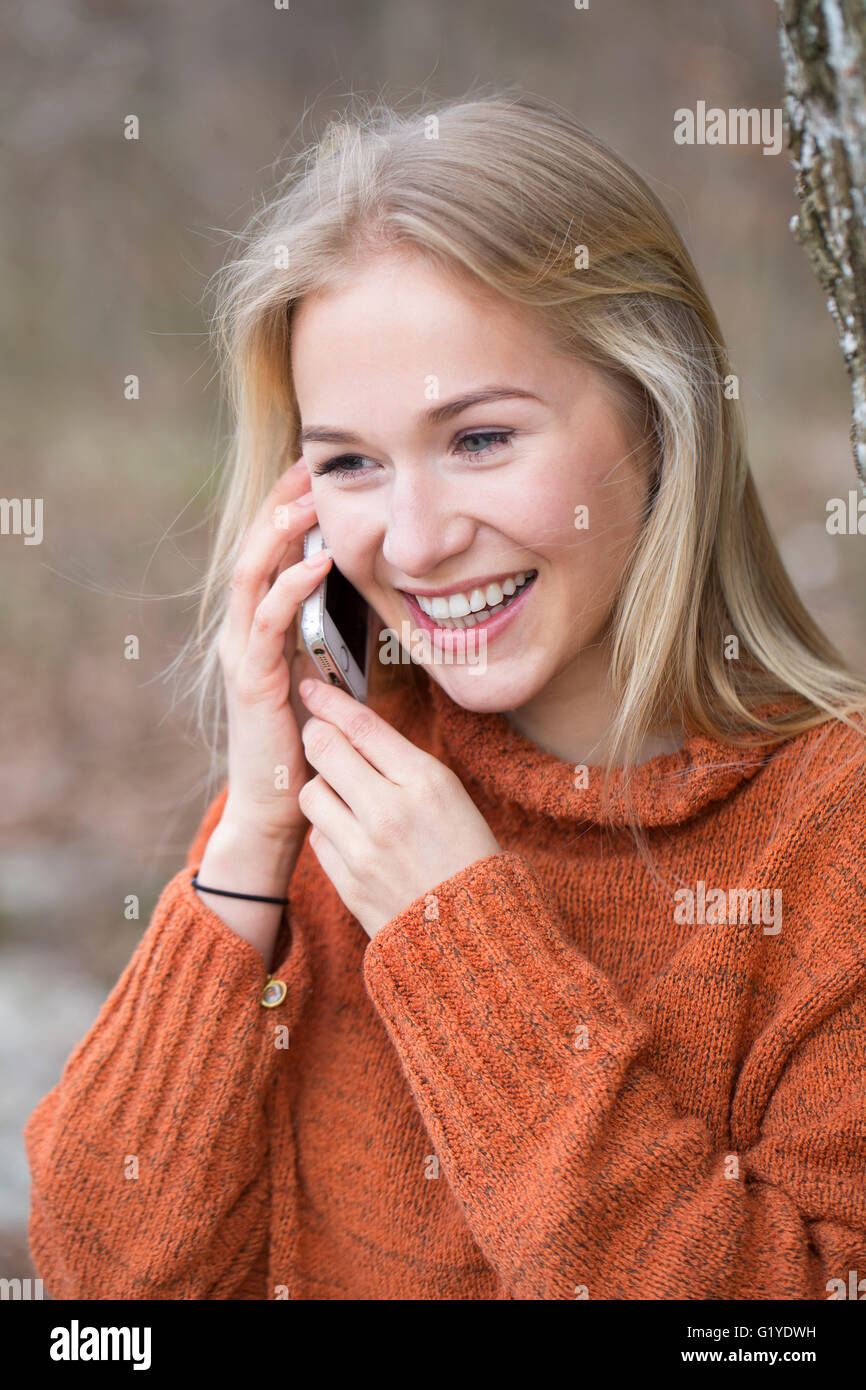 Blonde junge Frau mit einem Handy telefonieren Stockfoto