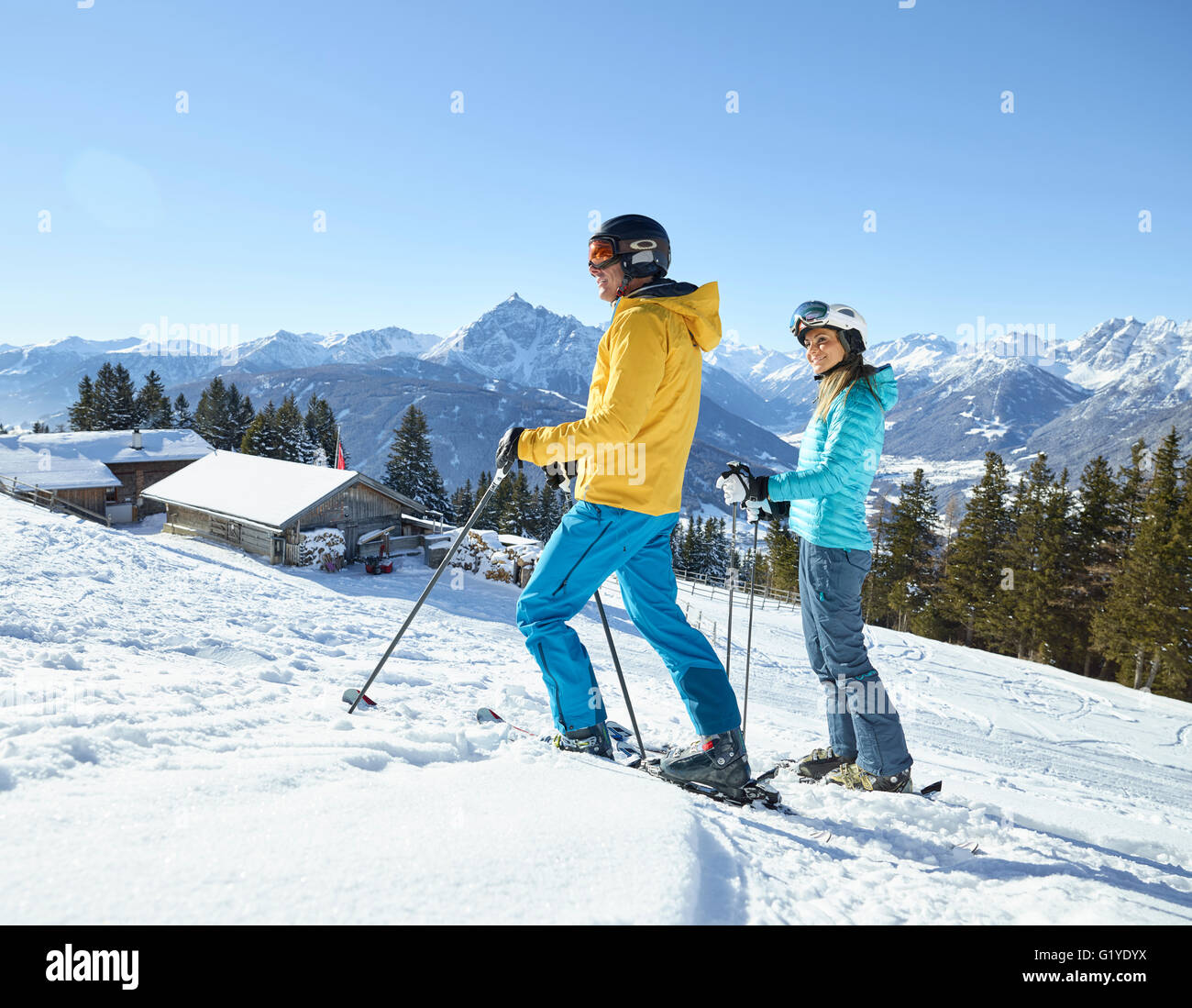 Frau und Mann, paar, Wandern mit Schneeschuhen in eine Schneelandschaft, Patscherkofel, Patsch, Innsbruck, Tirol, Österreich Stockfoto