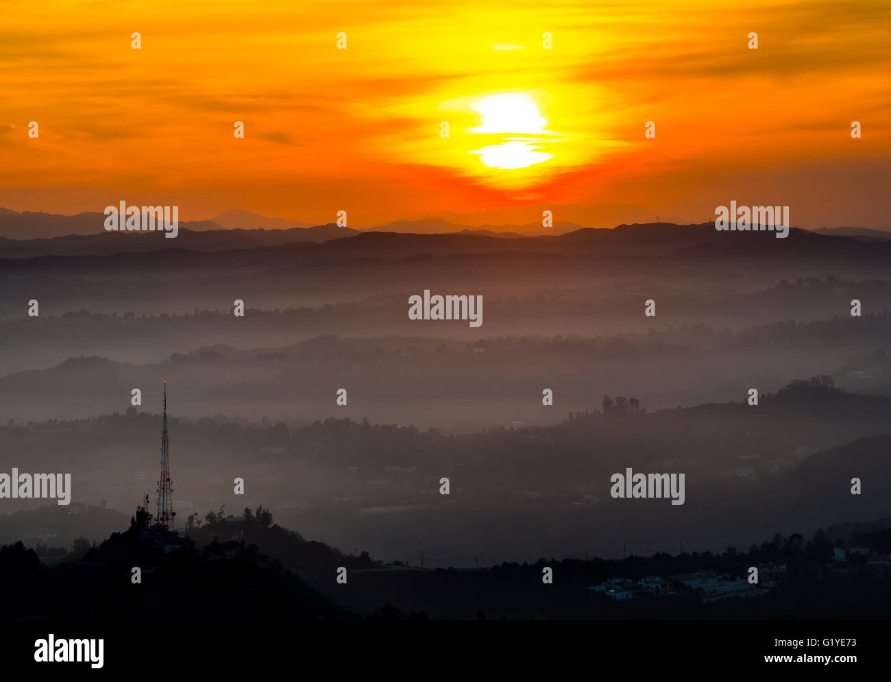 Sonnenuntergang über Hollywood Hills mit Übertragung Tower, Los Angeles, Los Angeles County, Kalifornien, USA Stockfoto
