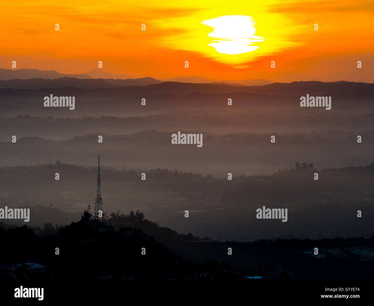 Sonnenuntergang über Hollywood Hills mit Übertragung Tower, Los Angeles, Los Angeles County, Kalifornien, USA Stockfoto