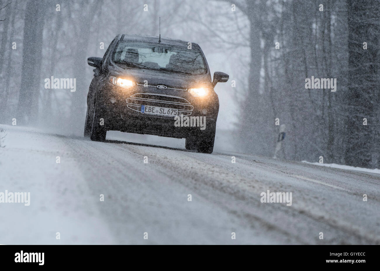 Verschneite Straße mit Autos, Verkehr im Winter Bedingungen, Gelting, Oberbayern, Deutschland Stockfoto