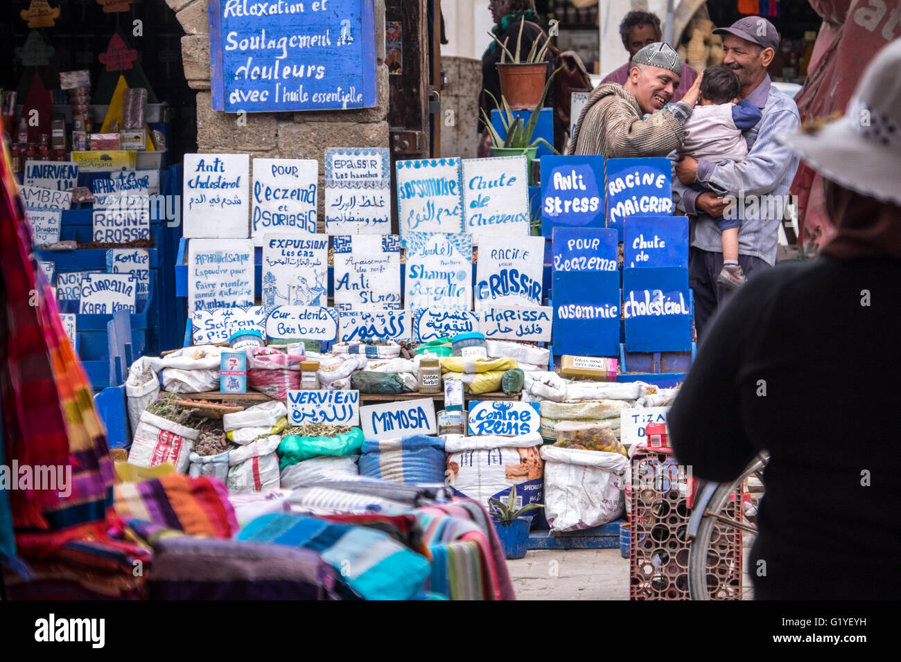 Pflanzliche Heilmittel für den Verkauf innerhalb der belebten Medina (Altstadt) von Essaouira, Marokko Stockfoto