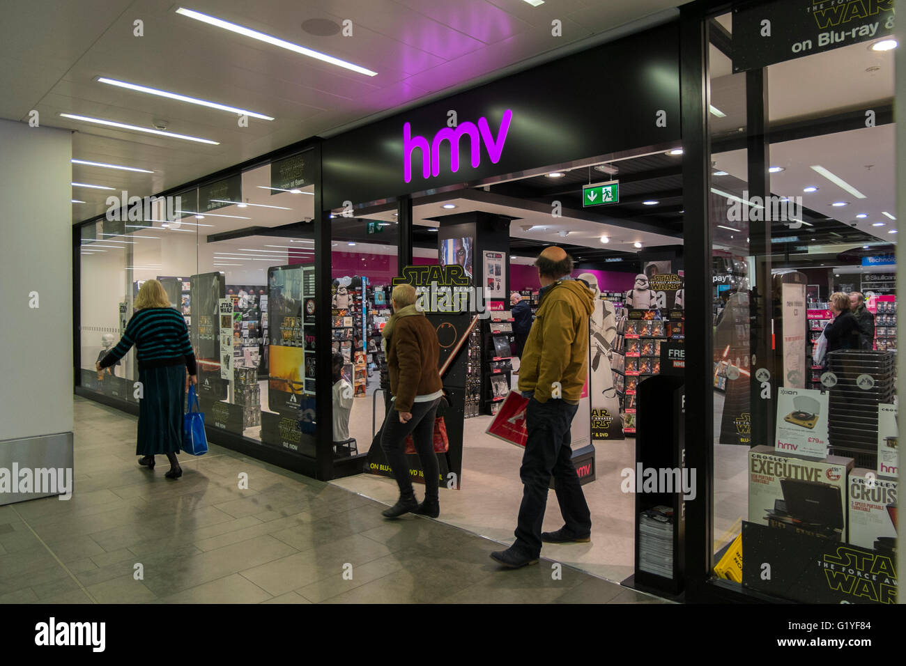 HMV-Musik und Unterhaltung-Store in Regent Arcade, Regent Street in Cheltenham, Gloucestershire, UK Stockfoto