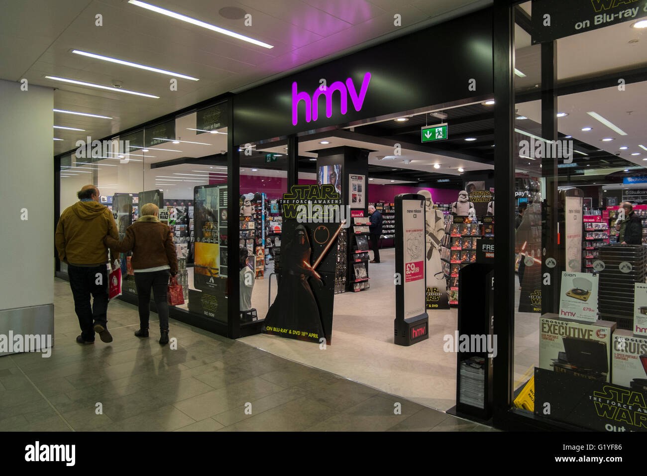 HMV-Musik und Unterhaltung-Store in Regent Arcade, Regent Street in Cheltenham, Gloucestershire, UK Stockfoto