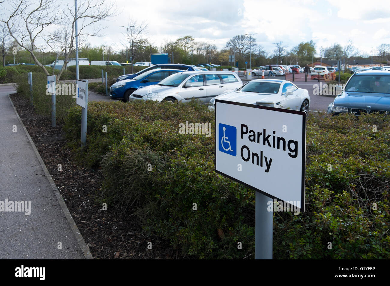 Behinderten Parkplatz Schild an der Great Western Hospital in Swindon, Wiltshire, UK Stockfoto