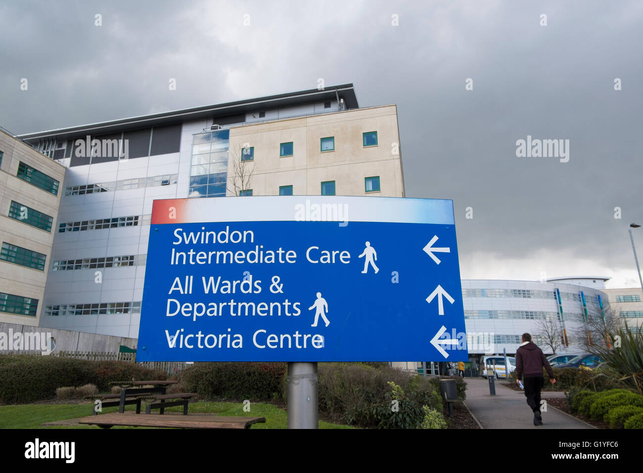 Schild mit Wegbeschreibungen zu Abteilungen an der Great Western Hospital in Swindon, Wiltshire, UK Stockfoto