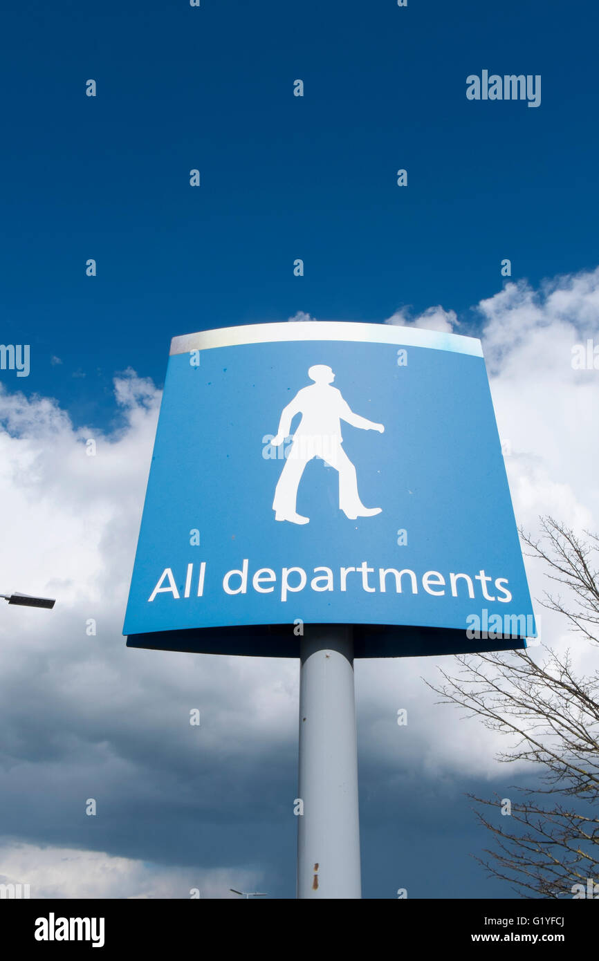 Schild mit Wegbeschreibungen zu Abteilungen an der Great Western Hospital in Swindon, Wiltshire, UK Stockfoto