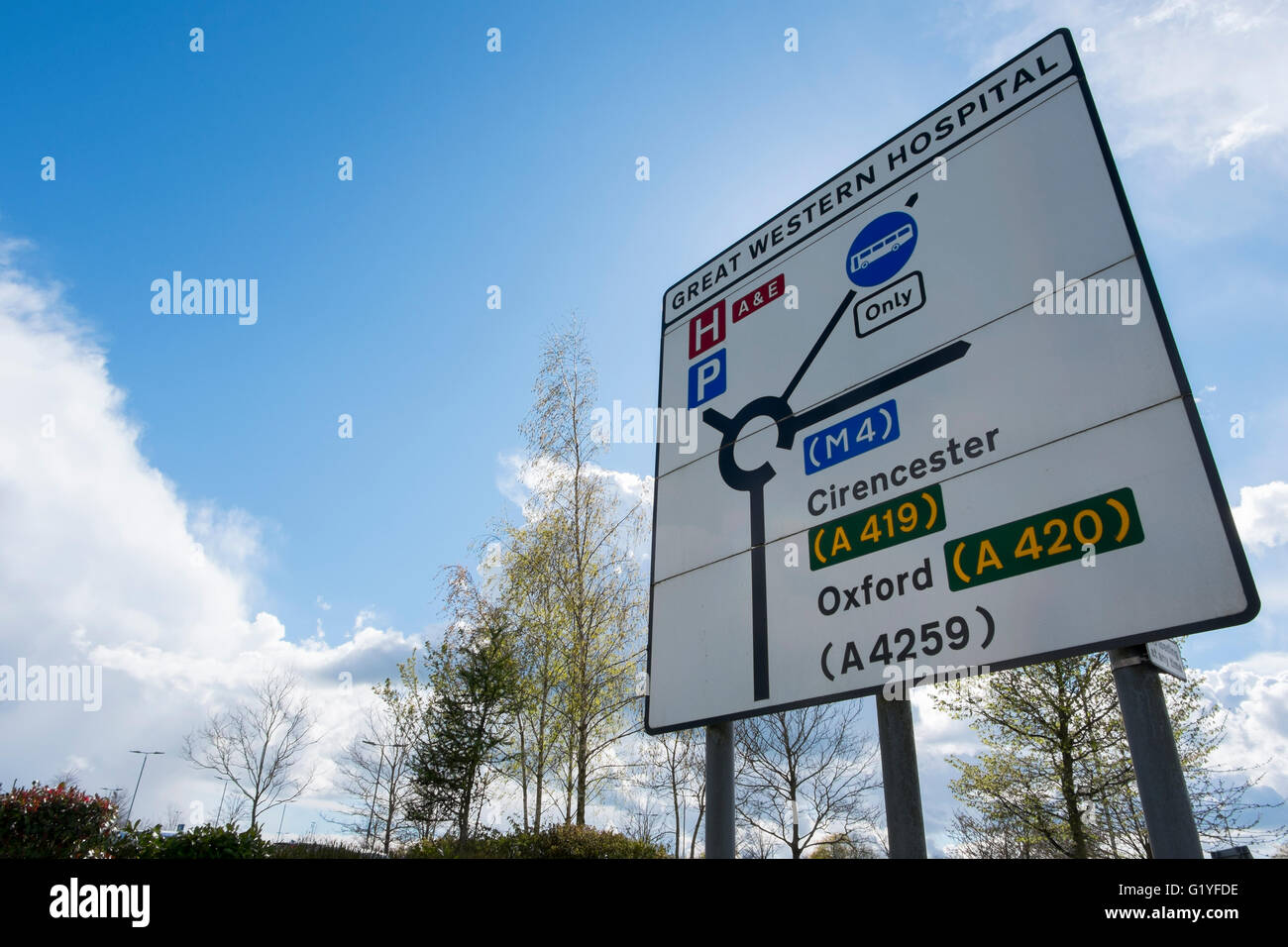 Schild mit Wegbeschreibungen zu Abteilungen und Routen aus der Great Western Hospital in Swindon, Wiltshire, UK Stockfoto