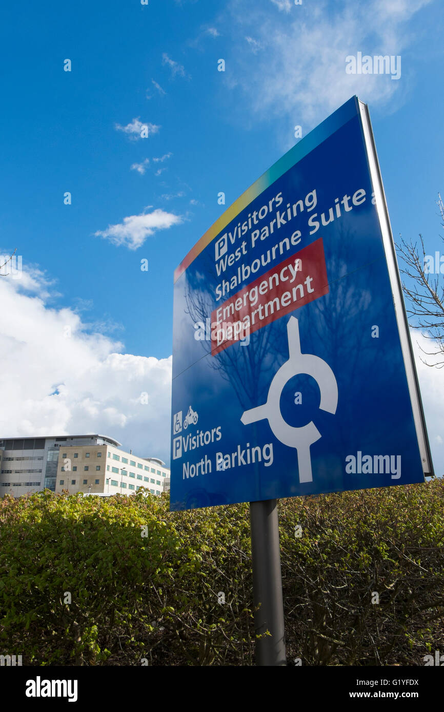 Schild mit Wegbeschreibungen zu Abteilungen an der Great Western Hospital in Swindon, Wiltshire, UK Stockfoto