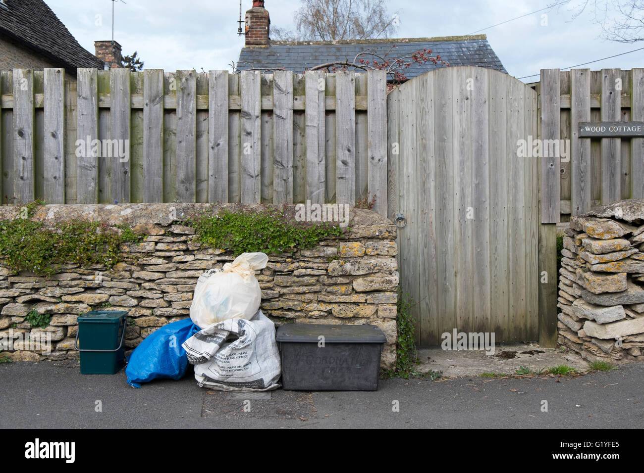 Müll und recycling-Taschen auf einer Straße in Fairford, Gloucestershire; UK Stockfoto