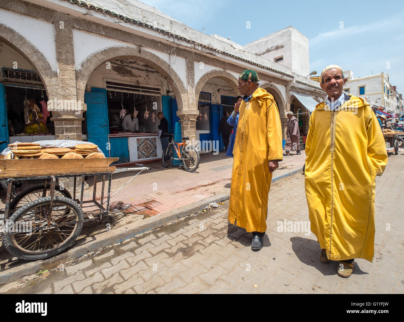 Marokkaner gehen über ihr tägliches Geschäft innerhalb der belebten Medina (Altstadt) von Essaouira, Marokko Stockfoto