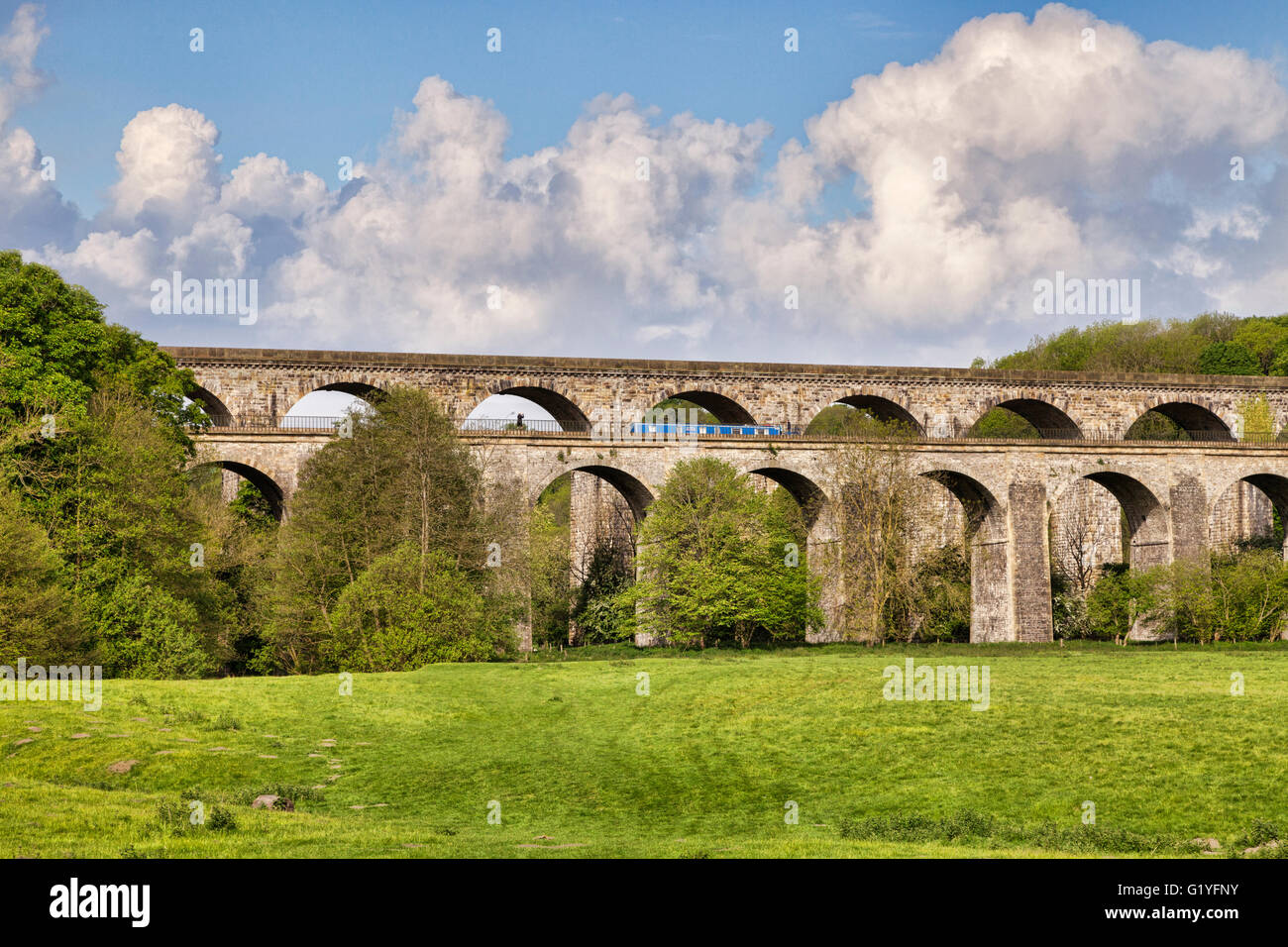 Chirk Aquädukt und Viadukt, mit einem Narrowboat über das Aquädukt, Chirk, ein UNESCO-Welterbe in County Borough von... Stockfoto