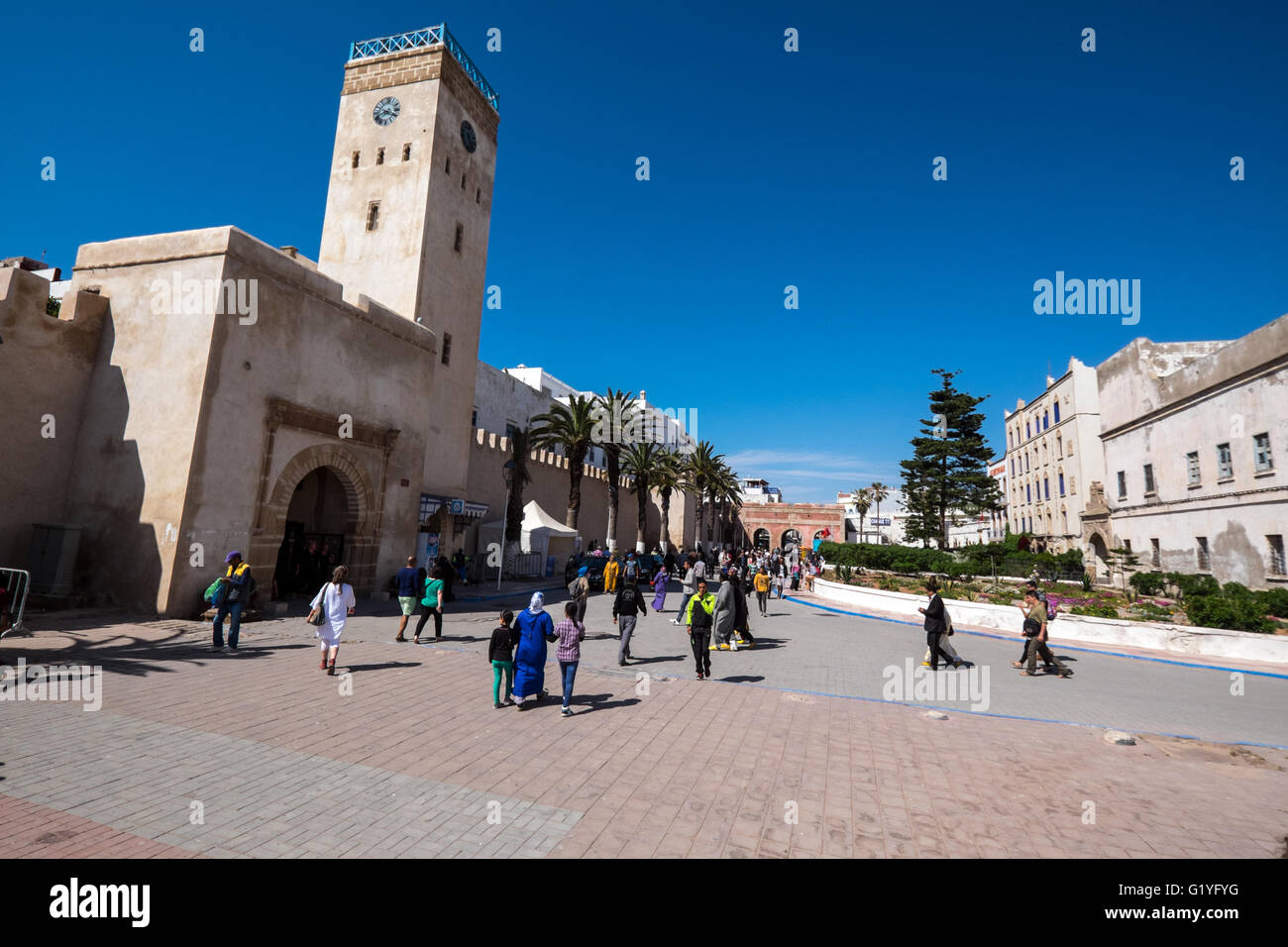 Gateway in der ummauerten Stadt Essaouira an Marokkos Atlantikküste, eine lebendige und farbenfrohe Hafen und Ferienort Stockfoto