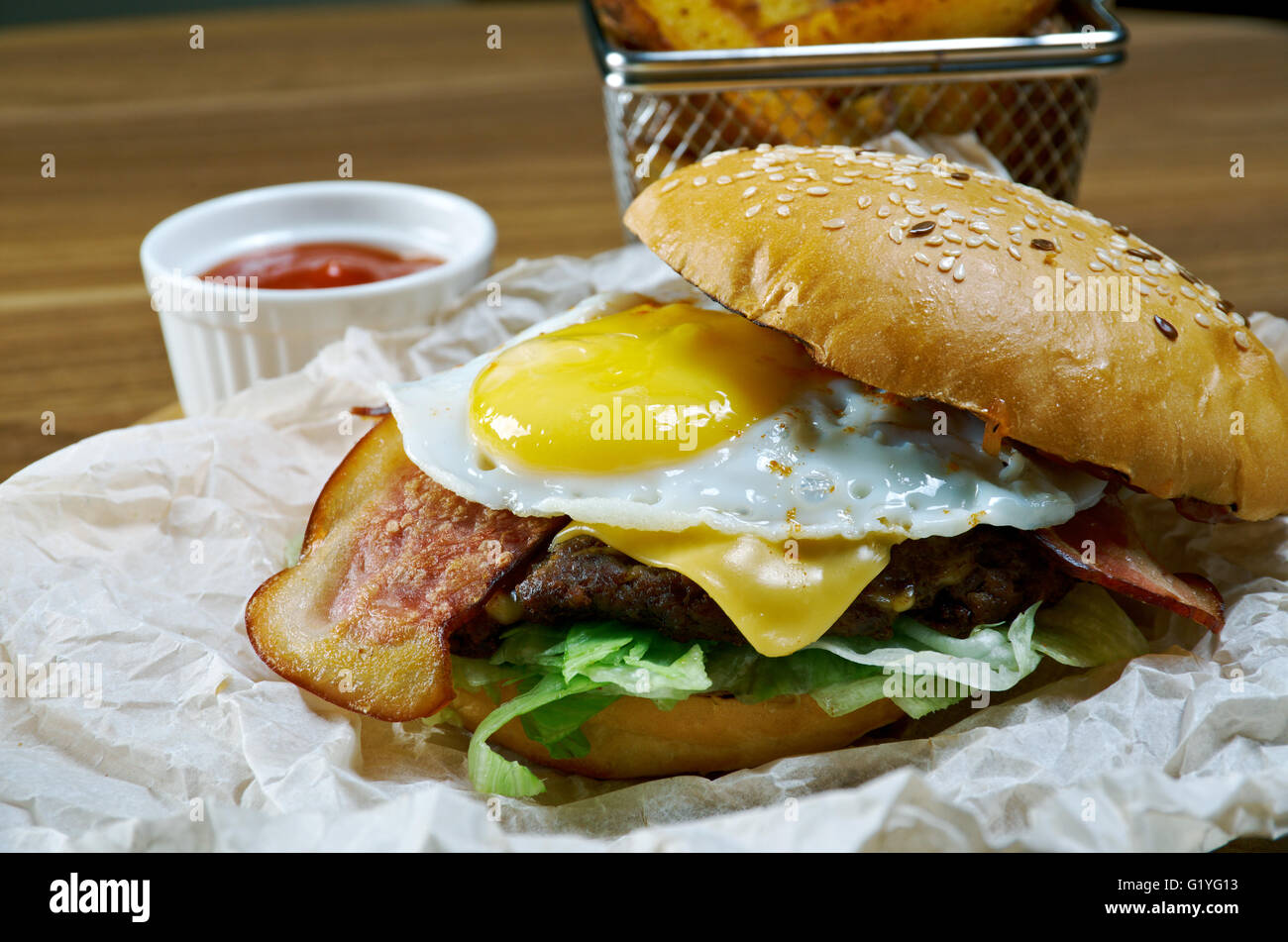 Gegrillte Schweinefleisch-Burger mit Speck und Ei Stockfoto