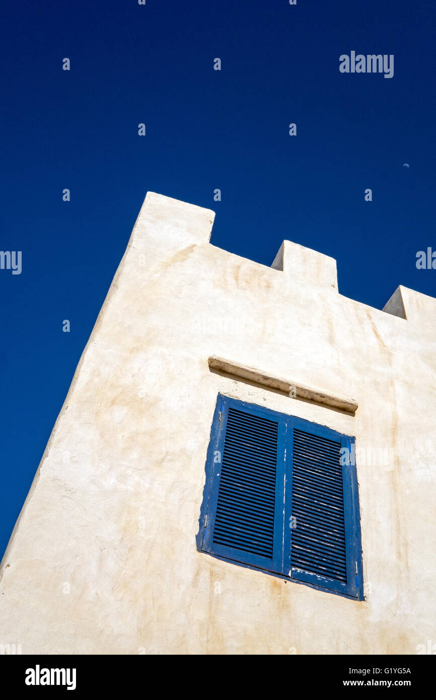Der ummauerten Stadt Essaouira an der marokkanischen Atlantikküste Coas.  Blauer Himmel und die Ecke von einem zinnenbewehrten Gebäude Stockfoto