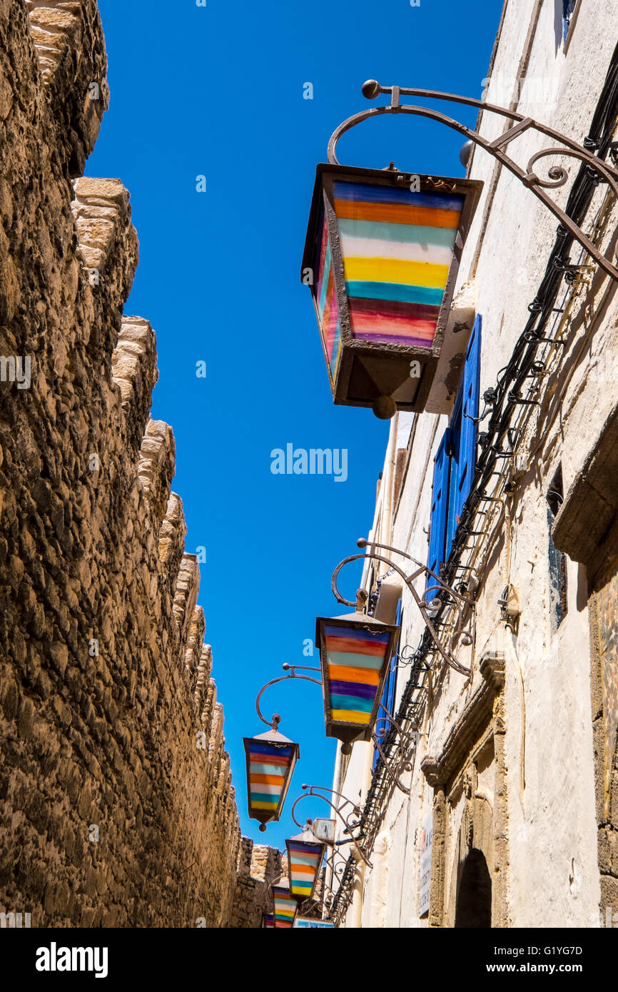 Die ummauerte Stadt Essaouira an der Atlantikküste Marokkos. Lampen und die befestigten Mauern mit blauen Himmel oben Stockfoto
