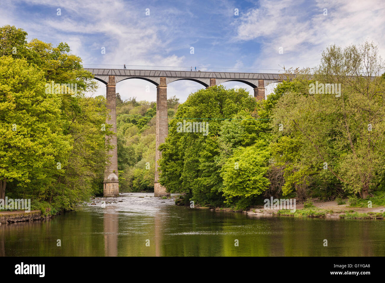 Pontcysyllte Aquädukt von Thomas Telford und Weltkulturerbe, reflektiert in den Fluss Dee, mit Menschen zu Fuß... Stockfoto