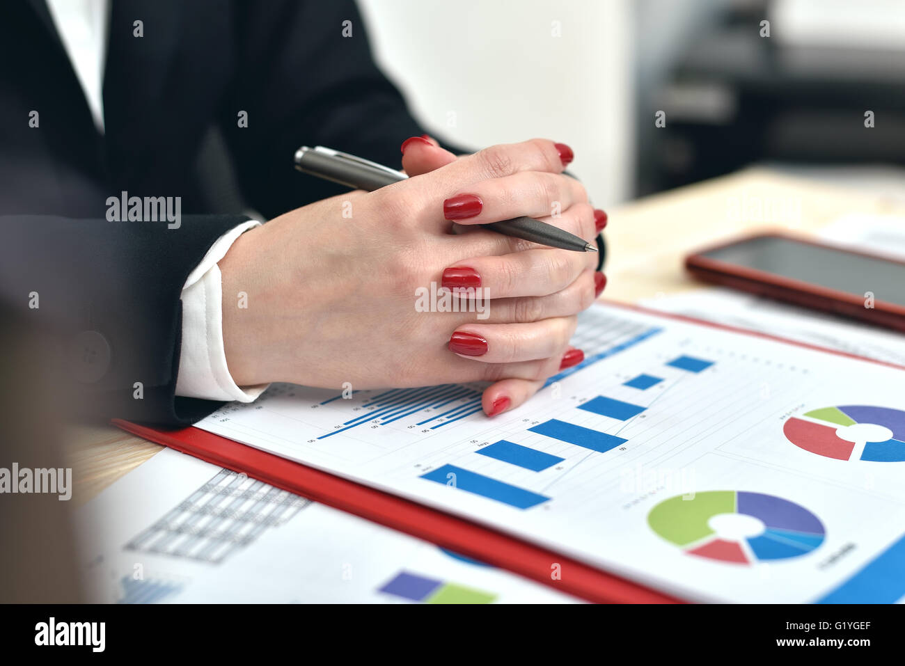 Buchhalter Frau Standortwahl im Büro mit Start-up-Bericht über die Tabelle Stockfoto
