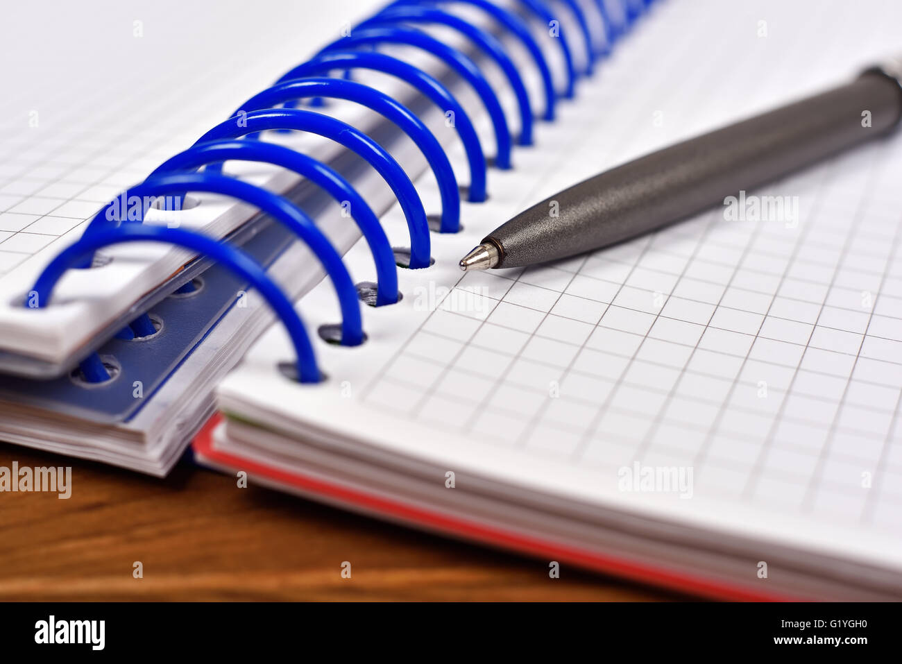 Notizbuch mit Stift auf Holztisch, Nahaufnahme Stockfoto