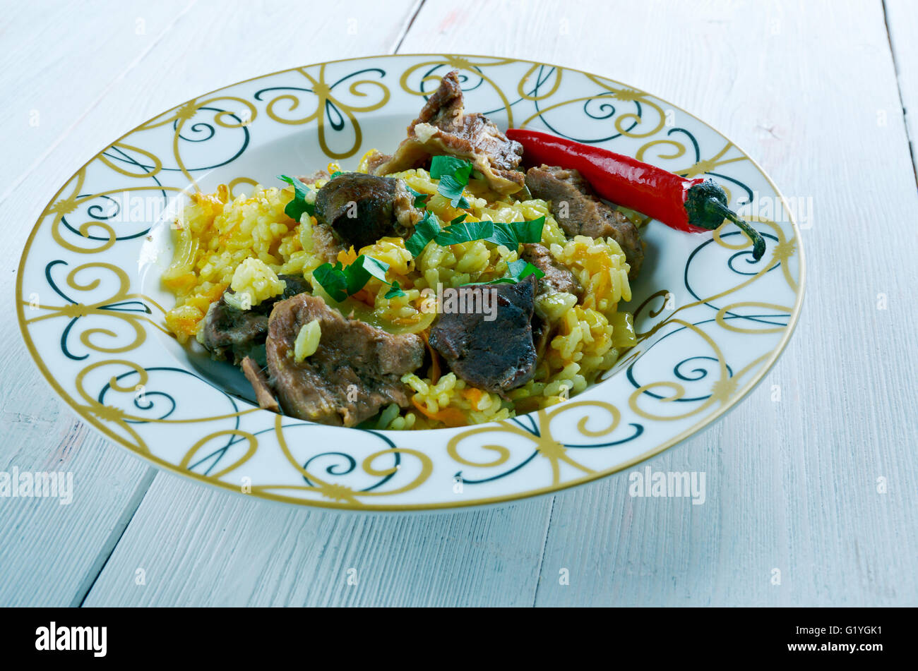 Ruzz Bil Khaloot - libyschen Reis mit Leber und Mandeln. Afrikanische Küche Stockfoto