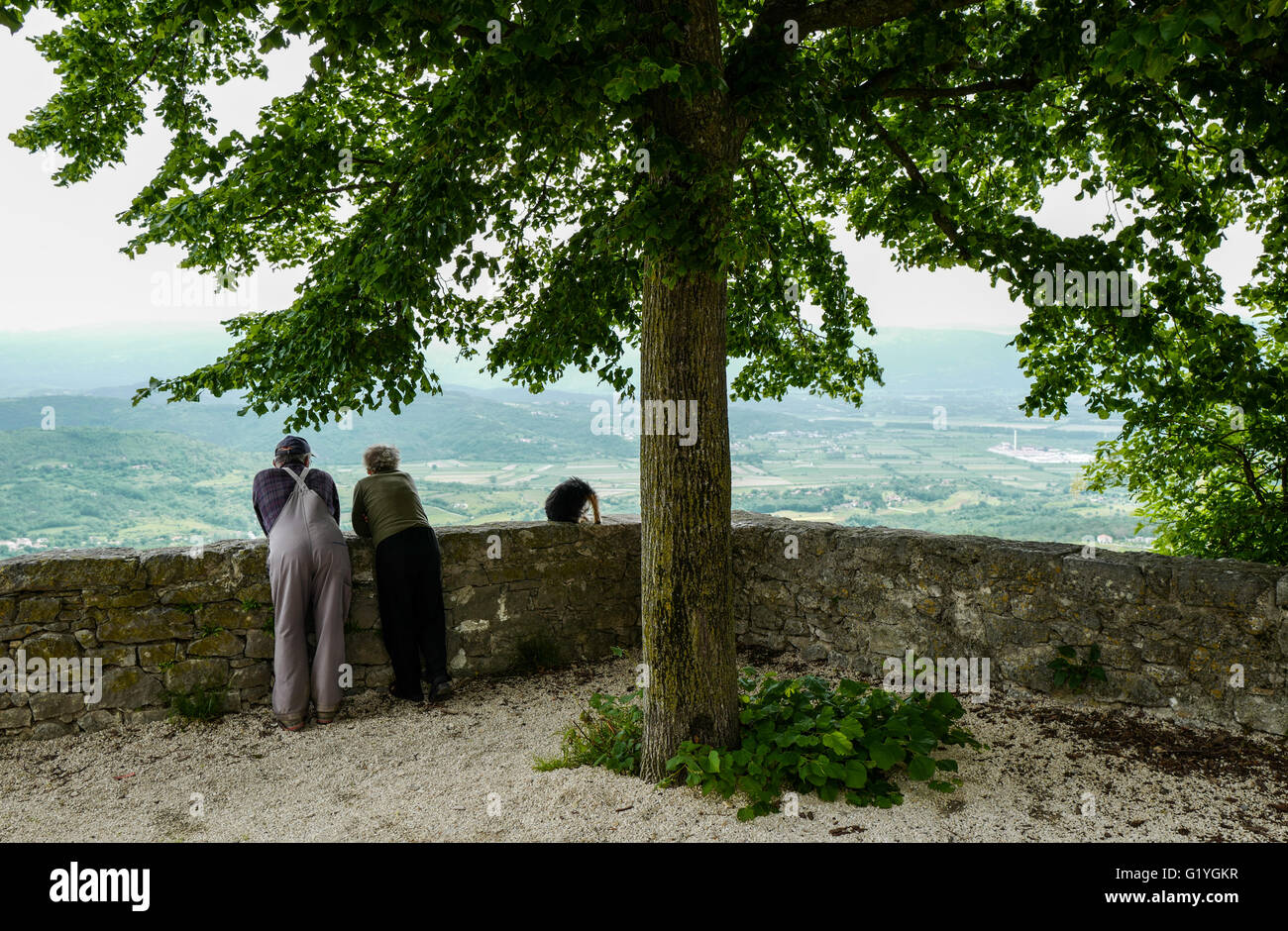 Mittleren gealterten paar genießen Sie den Blick über grüne Tal aus einem Bergdorf Stockfoto