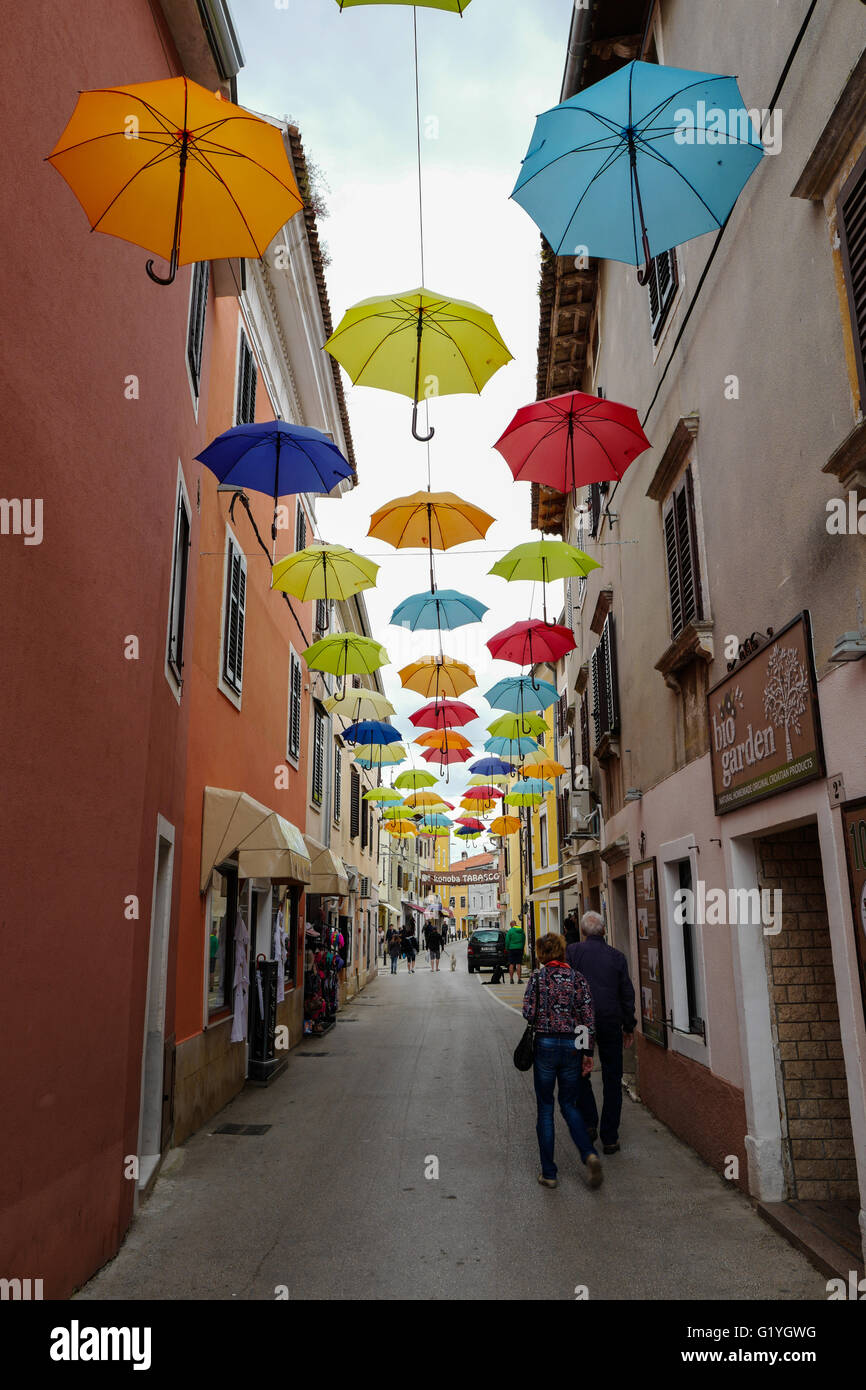 Bunte Schirme oberhalb einer Straße in Novigrad, Kroatien Stockfotografie -  Alamy