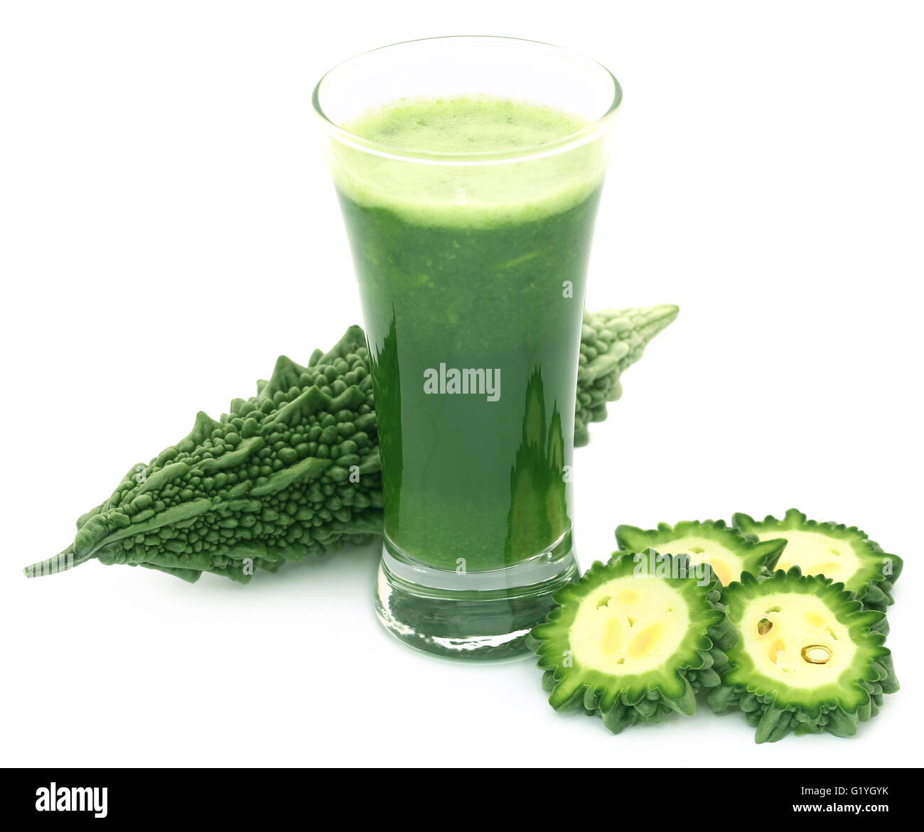 Pflanzliche Saft von grünen Momodica in ein Glas mit geschnittenem Gemüse Stockfoto