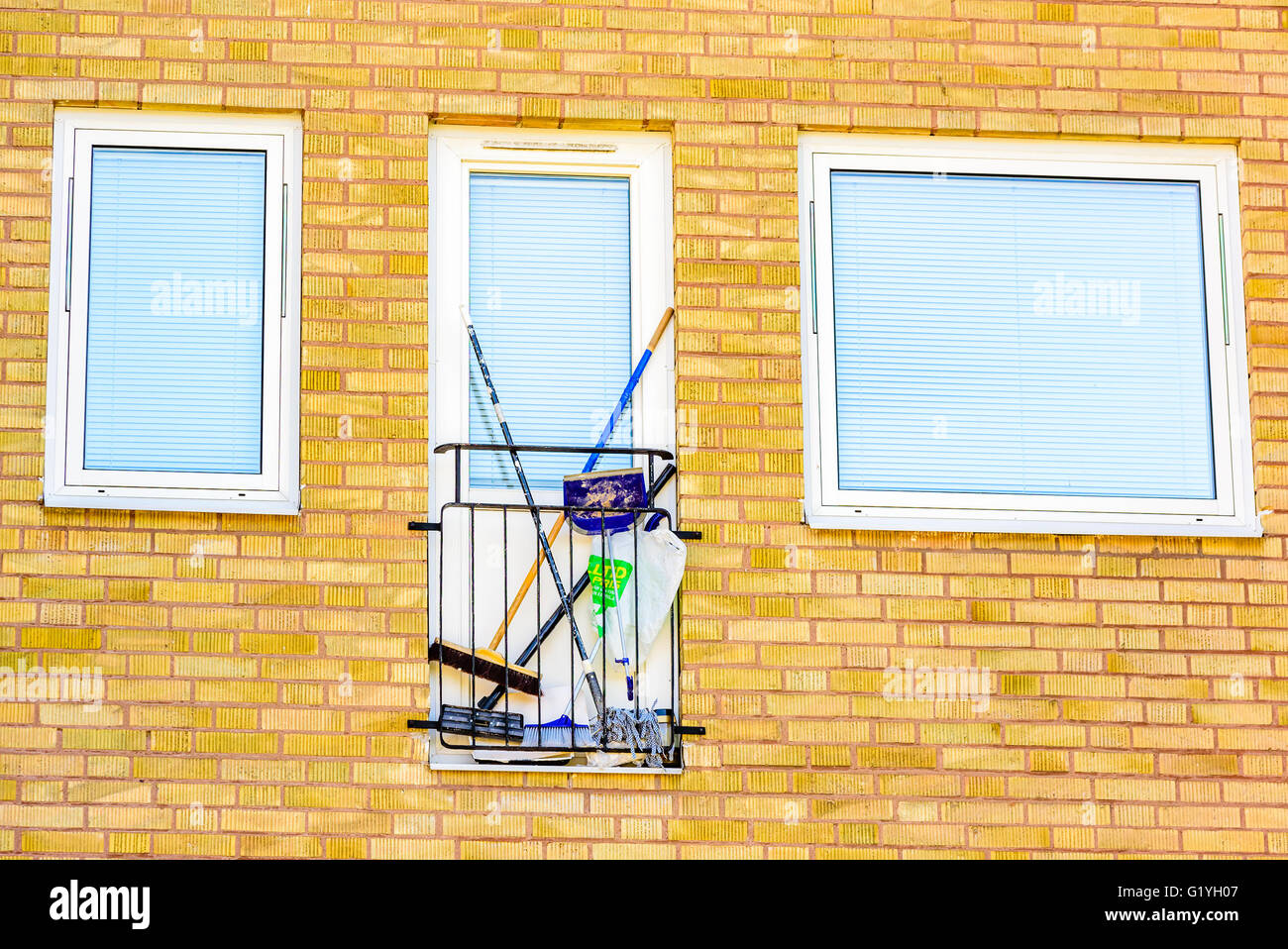 Ronneby, Schweden - 8. Mai 2016: Kleinen eingezäunten Balkon als Outdoor-Reinigung Schrank oder Lagerung verwendet. Jalousien geschlossen an Tür und wi Stockfoto