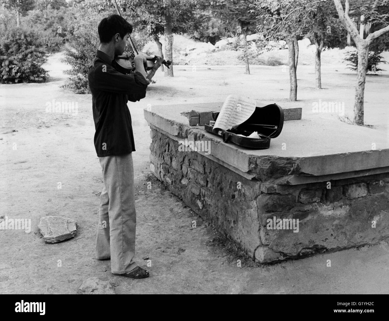 Üben seine Geige in Peking park Stockfoto