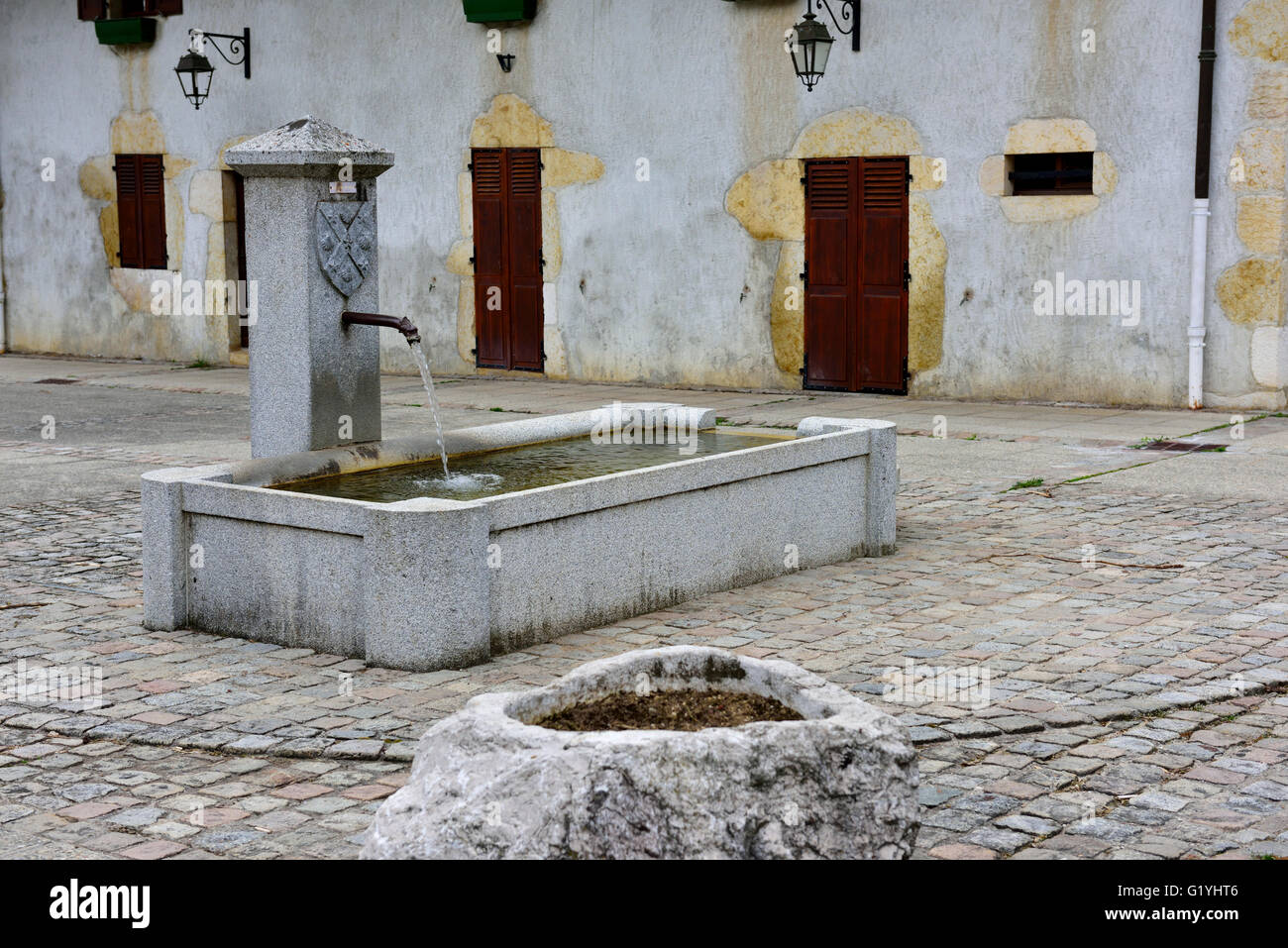 Kommunale Wasser-Brunnen mit Trog Bewässerung Stockfoto