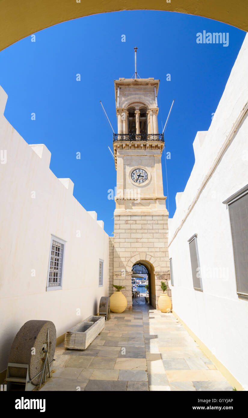 Das Wahrzeichen Uhrturm Glockenturm vor der Kathedrale von Hydra, Hydra Stadt Hydra-Insel, Griechenland Stockfoto