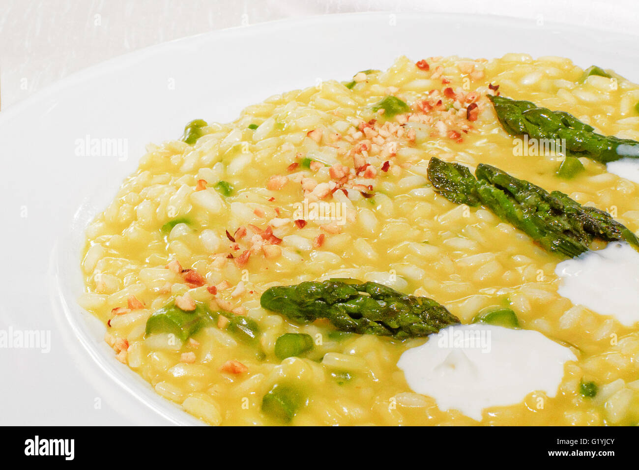 Risotto mit Spargel und Haselnüsse auf weiße Schale Stockfoto