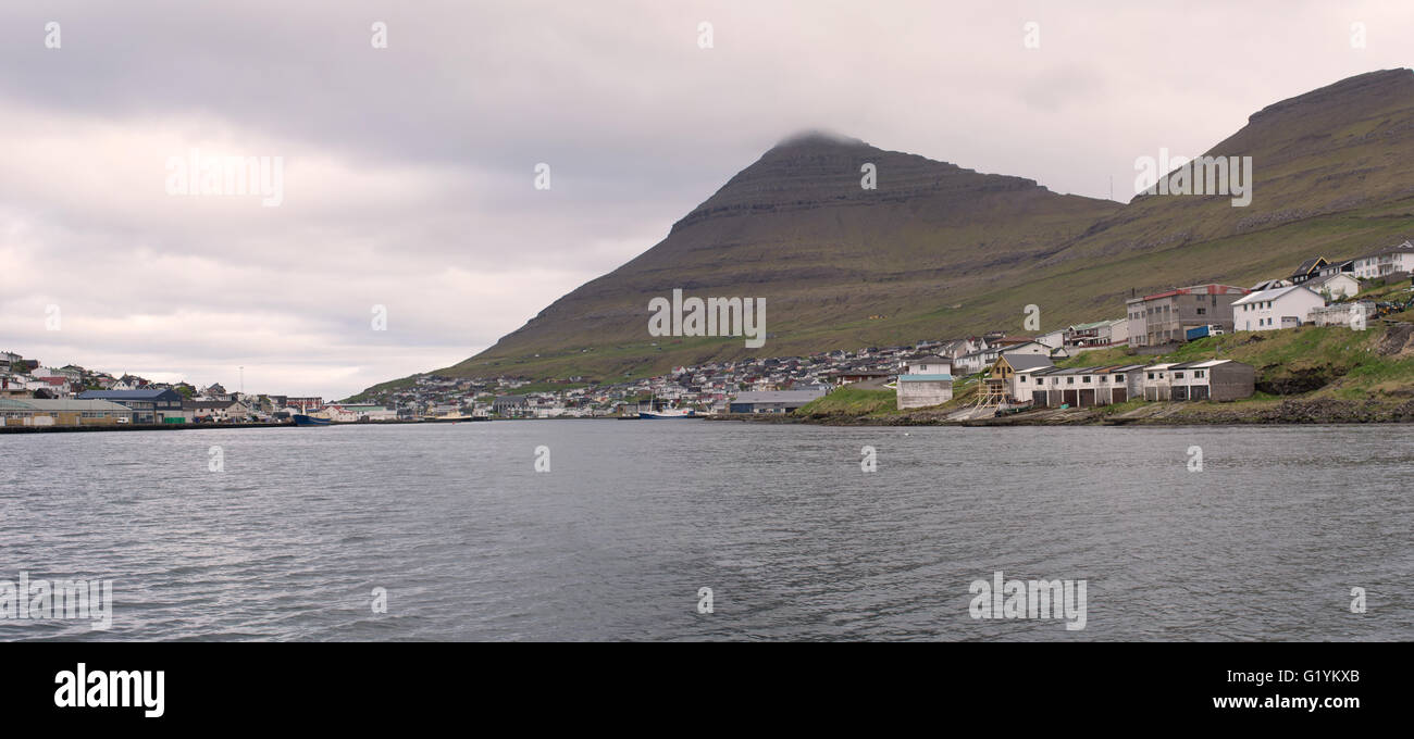 Panorama von klaksvik wie vom Meer mit vielen Häusern gesehen Stockfoto