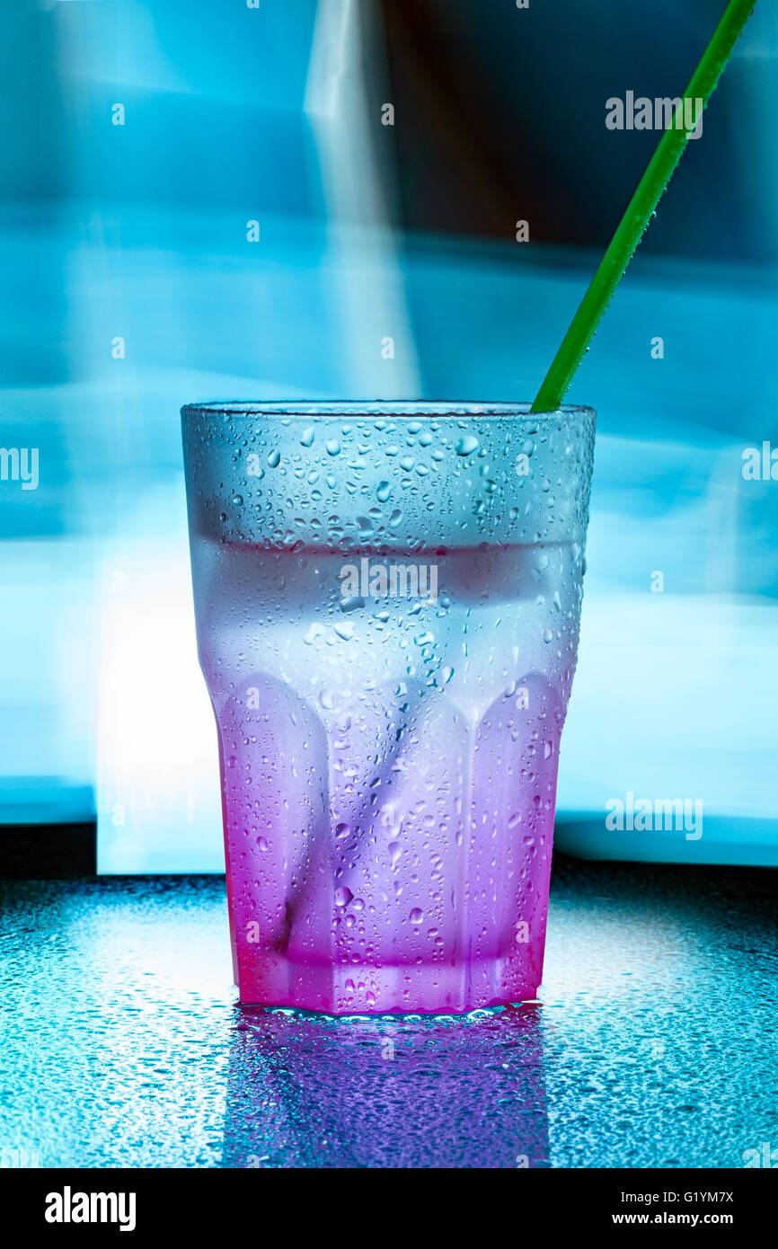 feuchten Glas mit grünen Stroh Stockfoto