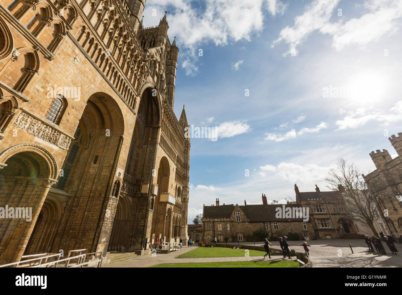 Blick auf Lincoln Kathedrale Norman vorne von Minster Yard, Lincoln, Lincolnshire, England, UK Stockfoto