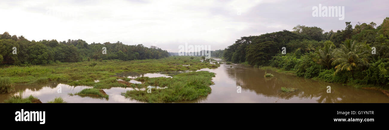 Eine Flusslandschaft in Kodumbu, Kerala, Indien Stockfoto