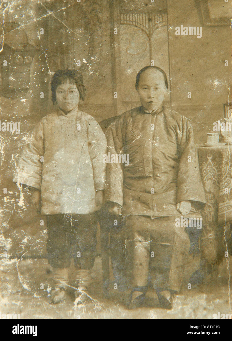 Ein altes Bild zeigt zwei Frauen mit gebundenen Füßen während der späten Qing und republikanischen China. Stockfoto