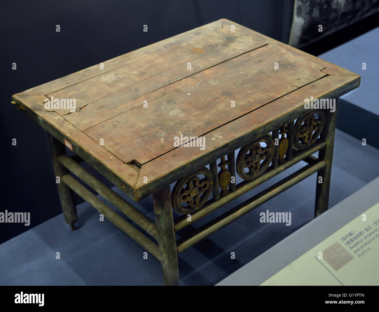 Holztisch aus Gräbern der Liao-Dynastie (907-1125) in Peking, China ausgegraben. Museum der Hauptstadt. Stockfoto