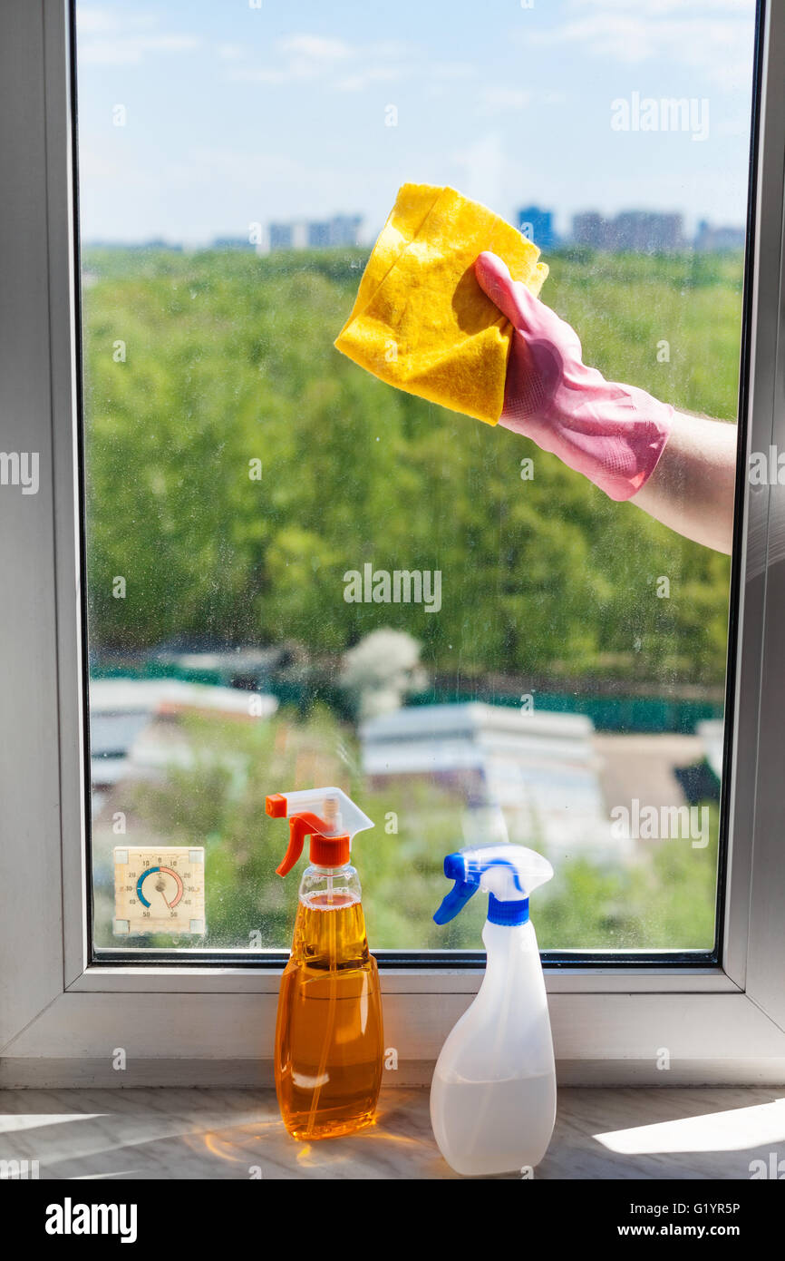 Waschen-home-Fenster im Frühjahr - reinigt Scheibe Fensterglas durch Lappen in sonnigen Tag Stockfoto